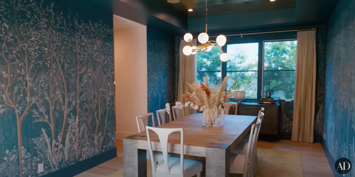 Bryce Dallas Howard and Seth Gabel's dining room at their Los Angeles home | Source: YouTube/@ ArchitecturalDigest