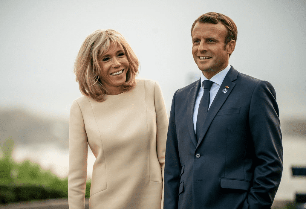 Le président Français Emmanuel Macron attend les invités aux côtés de son épouse Brigitte au phare.. | Sources : Getty Images