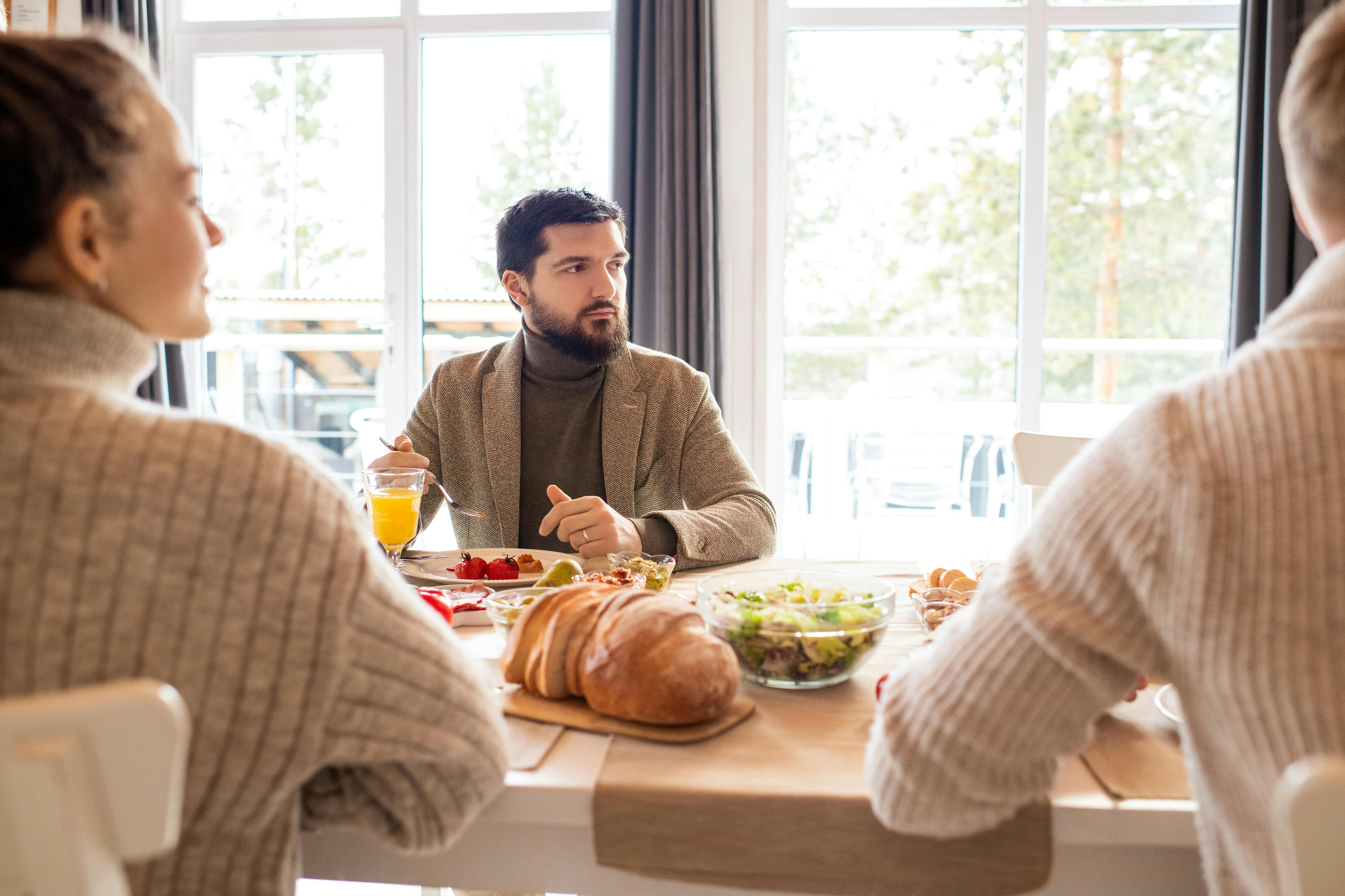 A man looking at women at the table | Source: Pexels