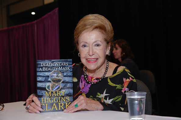 Mary Higgins Clark avec son dernier livre lors de la BookExpo America qui s'est tenue au Javits Center le 28 mai 2015 à New York. | Photo : Getty Images