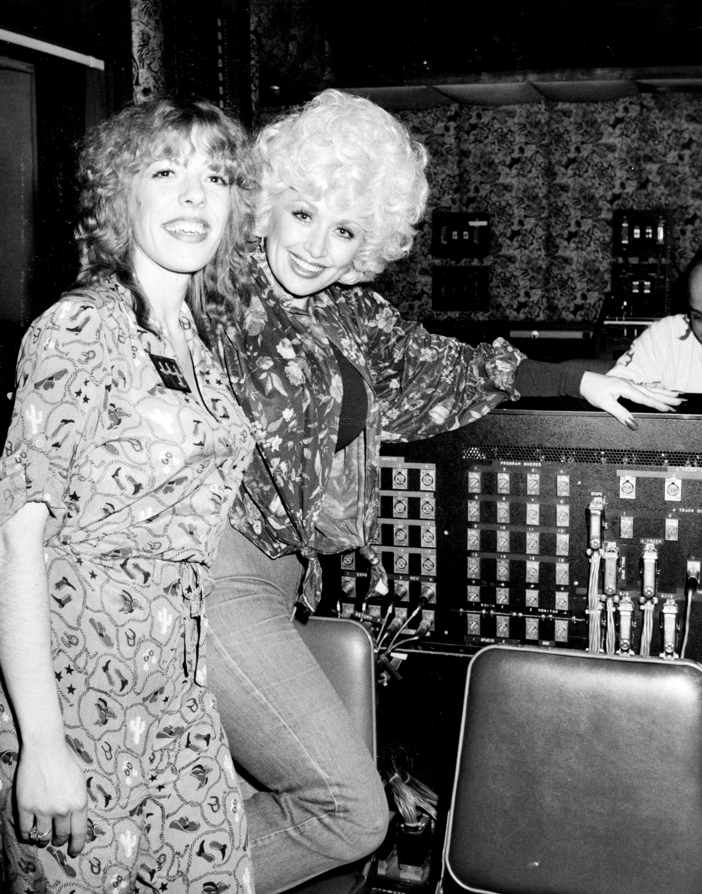 Freida Parton and Dolly Parton pose while recording Freida's album at Bearsville Studios on January 15, 1981, in Hollywood, California. | Source: Getty Images