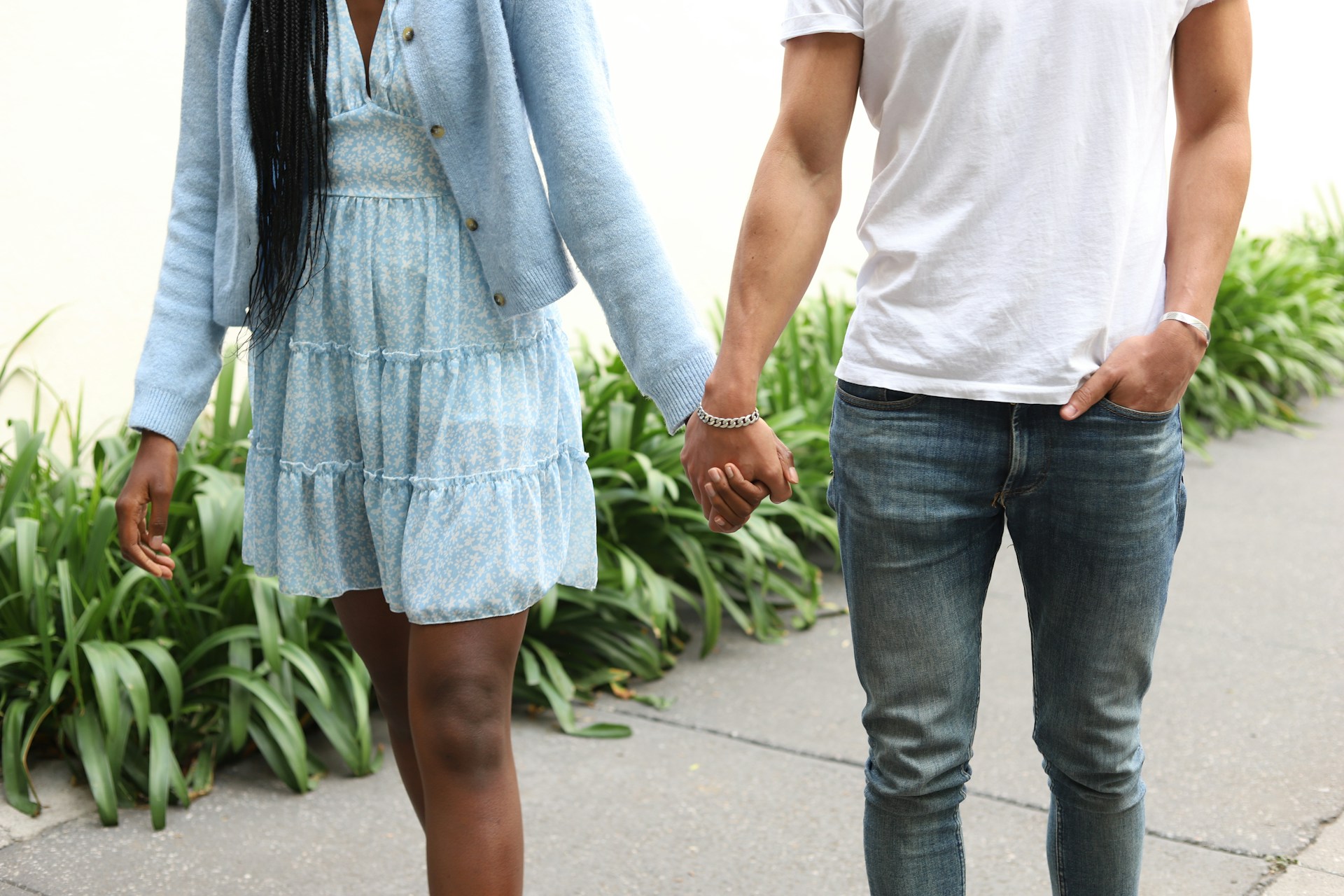 A couple holding hands and walking together | Source: Unsplash