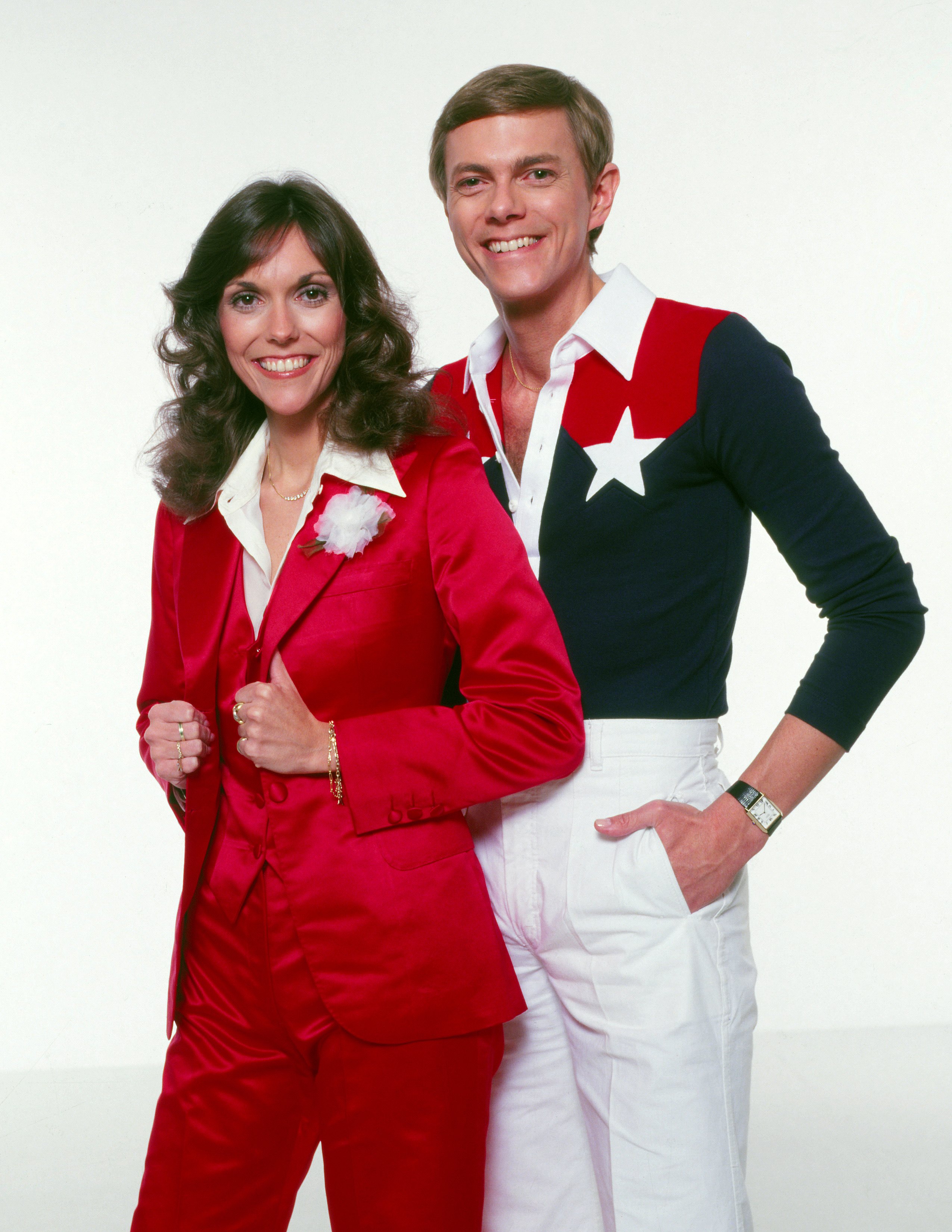 Karen and Richard Carpenter of the Carpenters pose for a portrait in 1981 in Los Angeles, California | Source: Getty Images