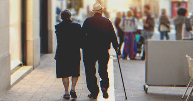 Una pareja mayor caminando por la calle | Foto: Shutterstock