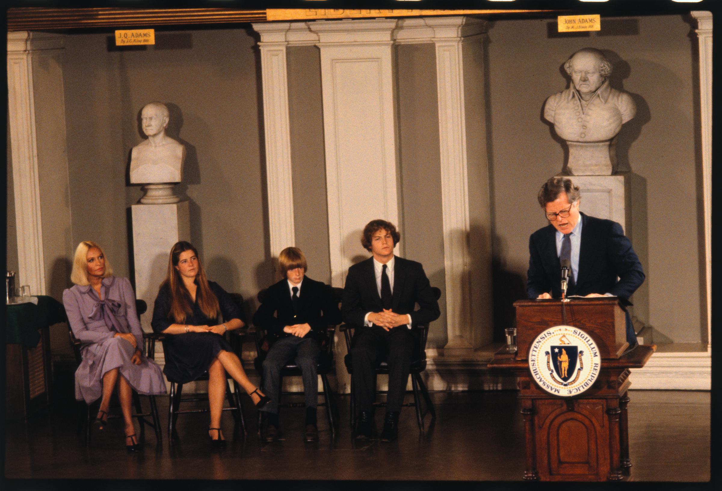 Joan, Richard, Kara, Ted Jr., and Ted Kennedy on November 7, 1979. | Source: Getty Images