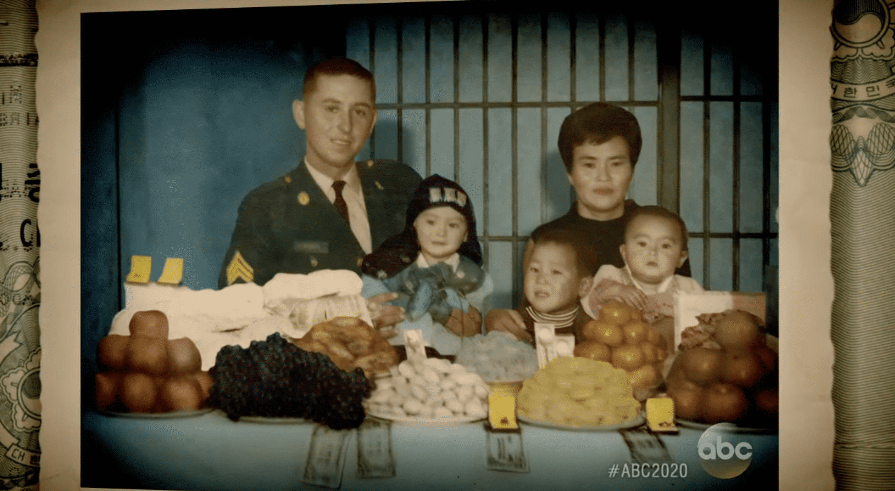 Un portrait de famille de Thomas, Connie, leurs jumeaux, et le fils de Connie, Jae-Im. | Photo : YouTube.com/ABC News