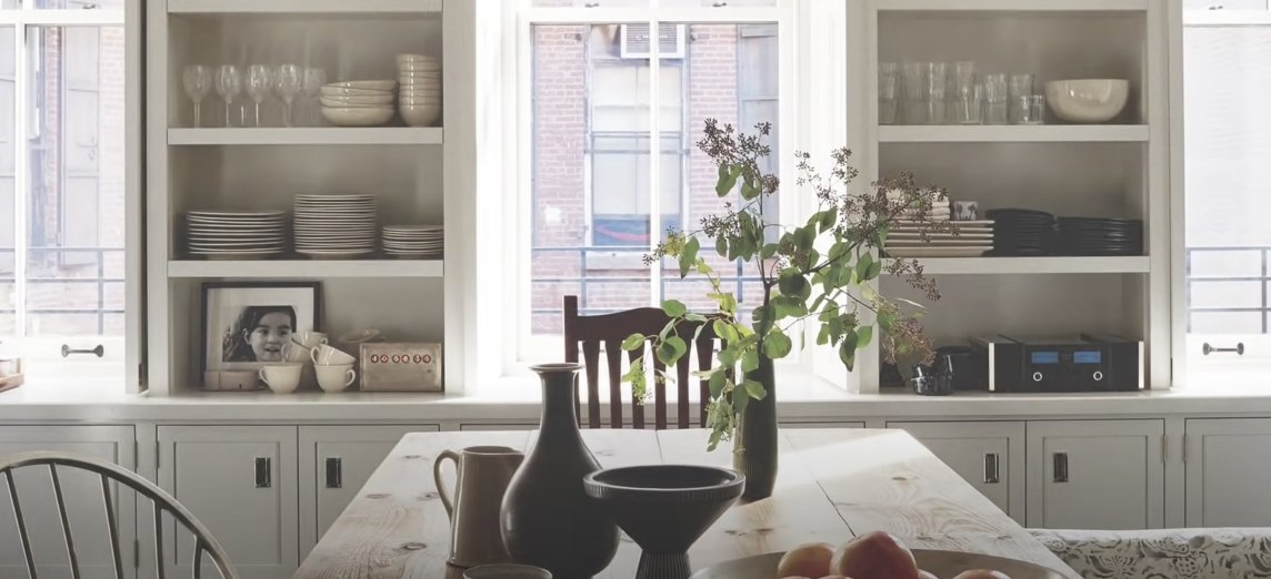 Meg Ryan's kitchen in her New York City loft on April 10, 2017. | Source: YouTube/Architectural Digest