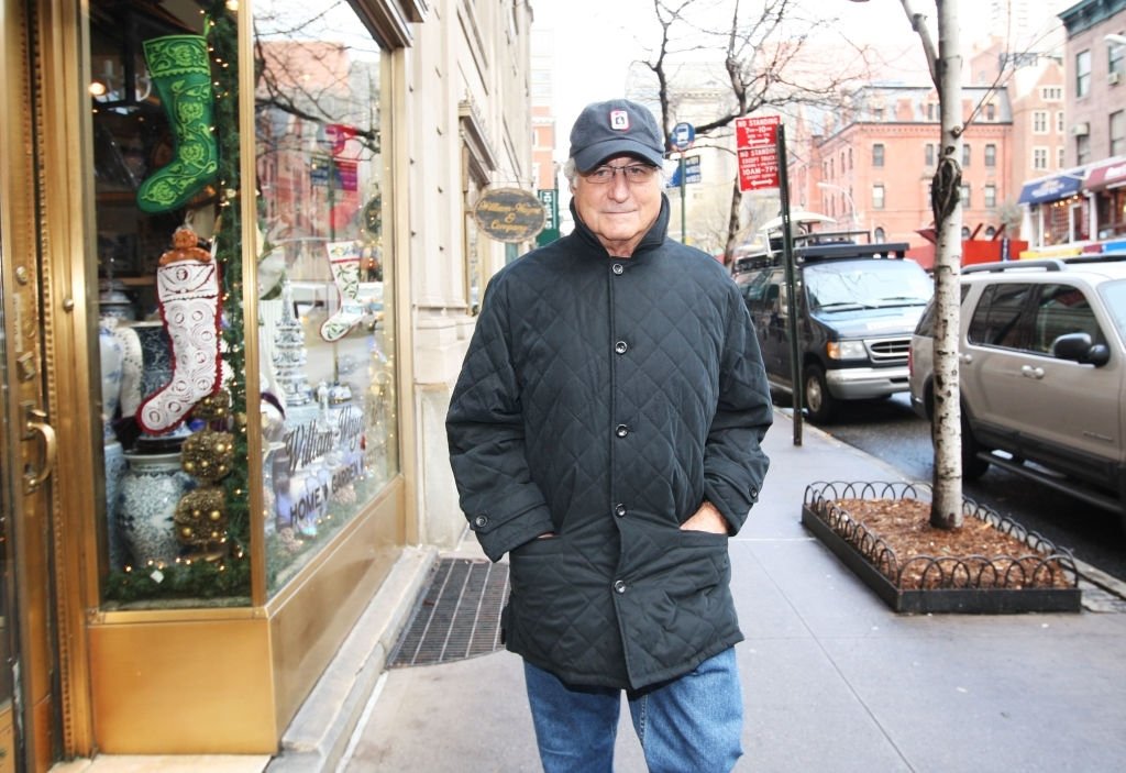 Bernard Madoff se rend chez lui après avoir comparu devant un tribunal à New York, aux États-Unis, le mercredi 17 décembre 2008. | Photo : Getty Images