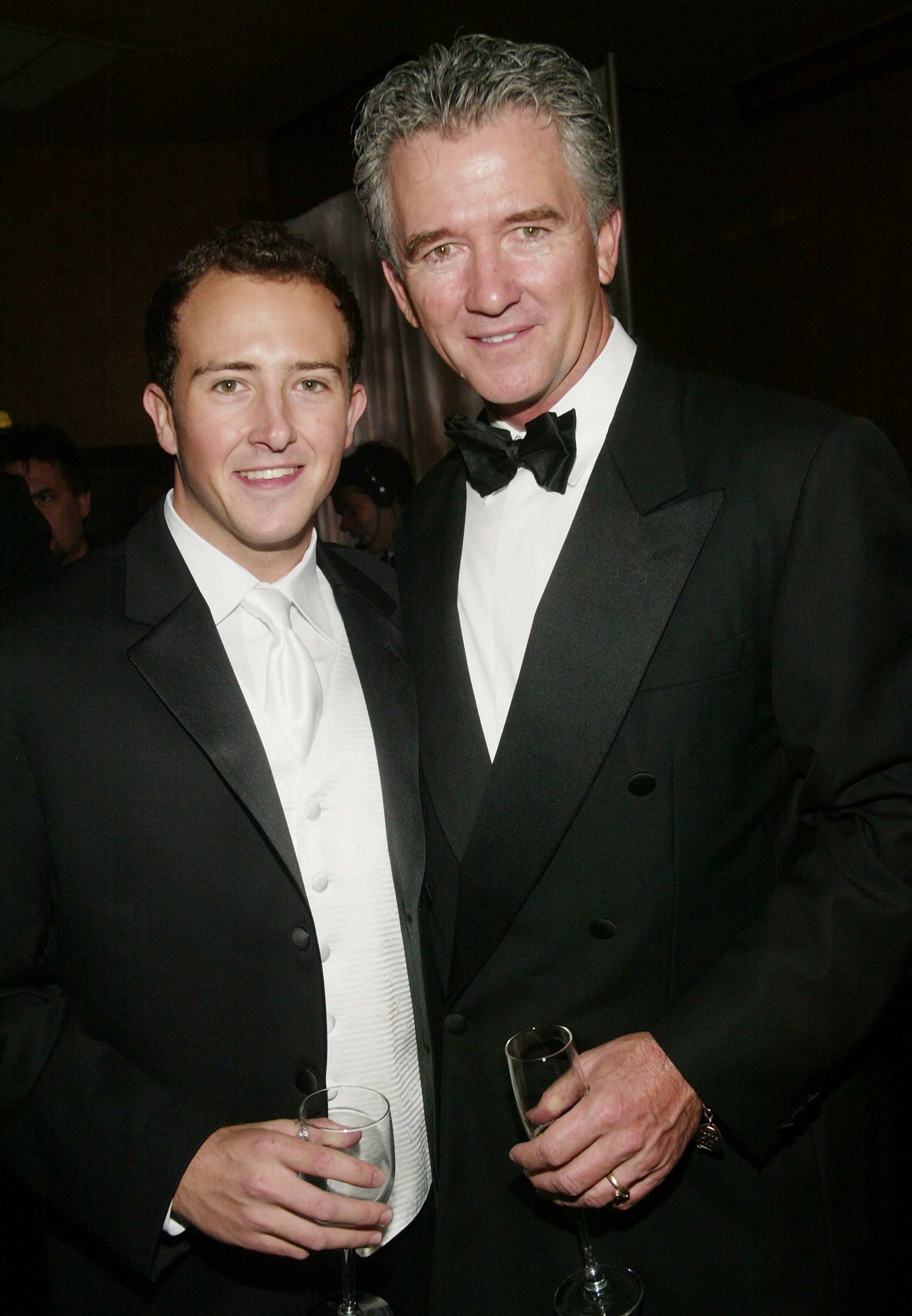 Patrick Duffy y su hijo Conor asisten al cóctel de la gala televisiva "CBS at 75" en el Hammerstein Ballroom el 2 de noviembre de 2003, en la ciudad de Nueva York. | Foto: Getty Images