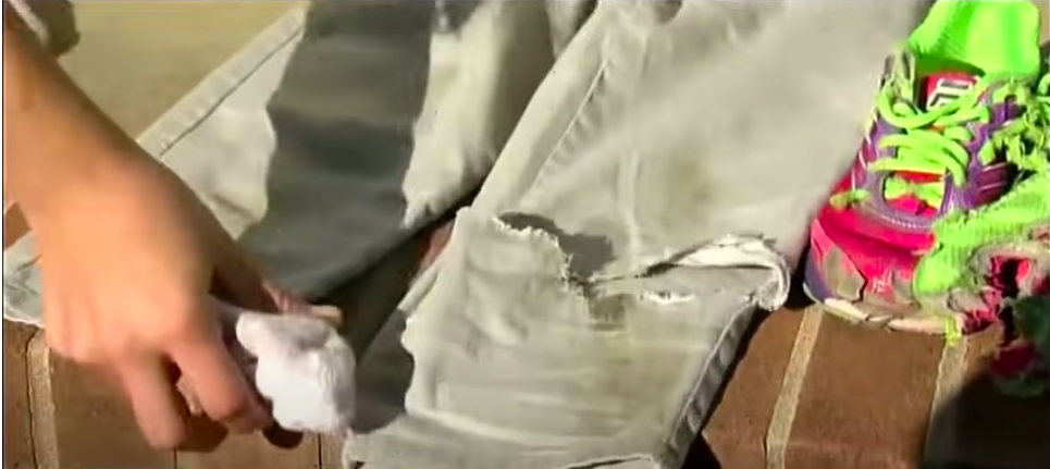 Die zerrissene Kleidung von Chelsea Klepzig nach dem Unfall | Quelle: Youtube.com/Inside Edition