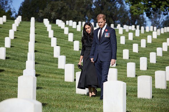 Le Duc et la Duchesse du Sussex déposent une couronne au cimetière national de Los Angeles. | Photo : Getty Images