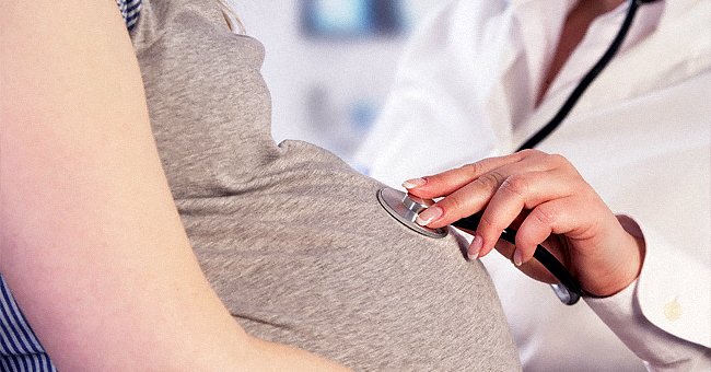 Une femme enceinte chez le docteur | Photo : Shutterstock