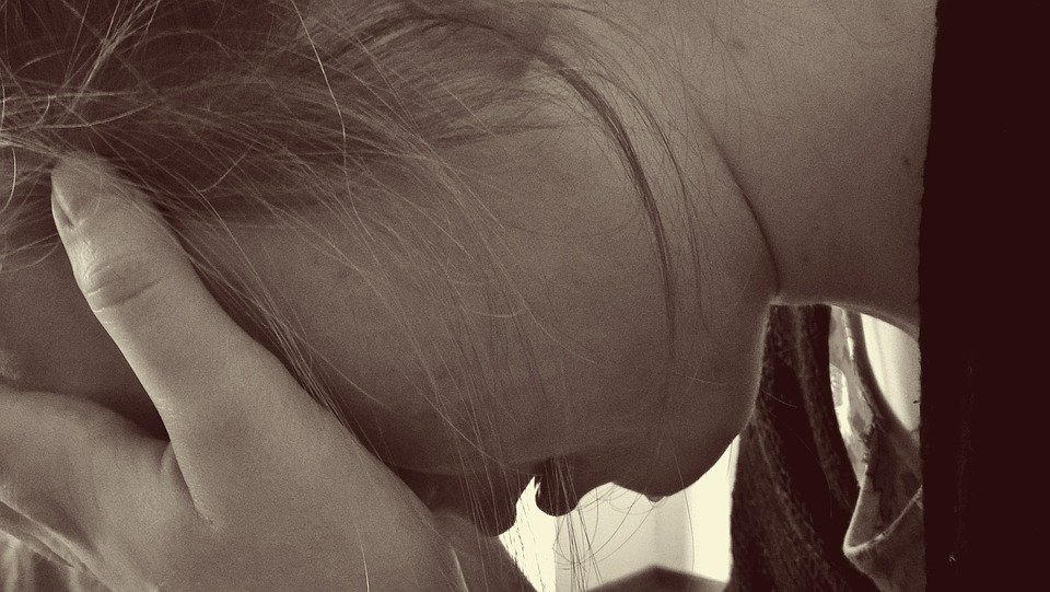 Mujer llorando posando su rostro sobre sus manos. | Imagen: Pixabay