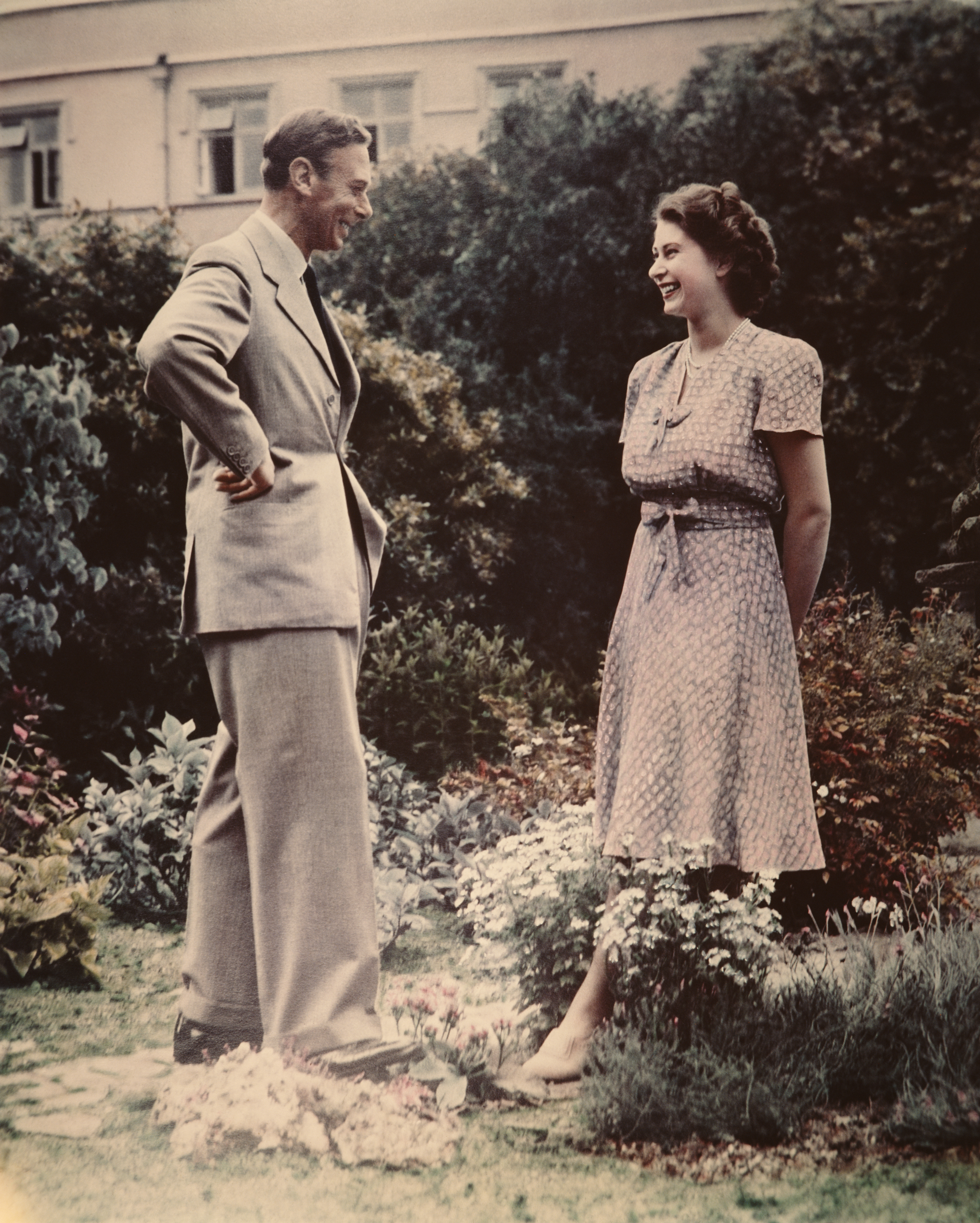King George VI and Princess Elizabeth photographed in a garden on July 8, 1946 | Source: Getty Images