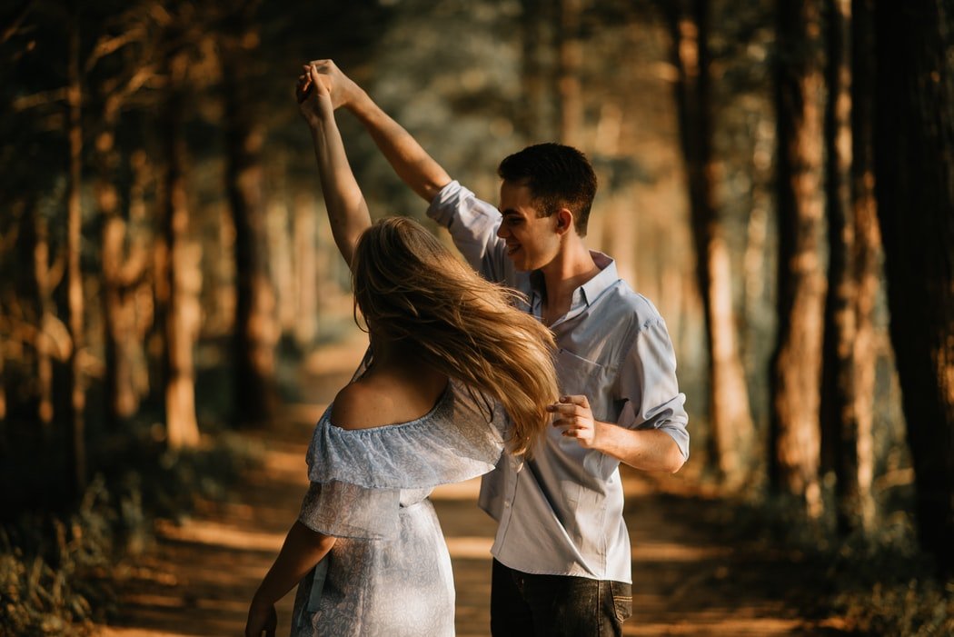 Una pareja baila feliz en un hermoso paraje. | Foto: Unsplash