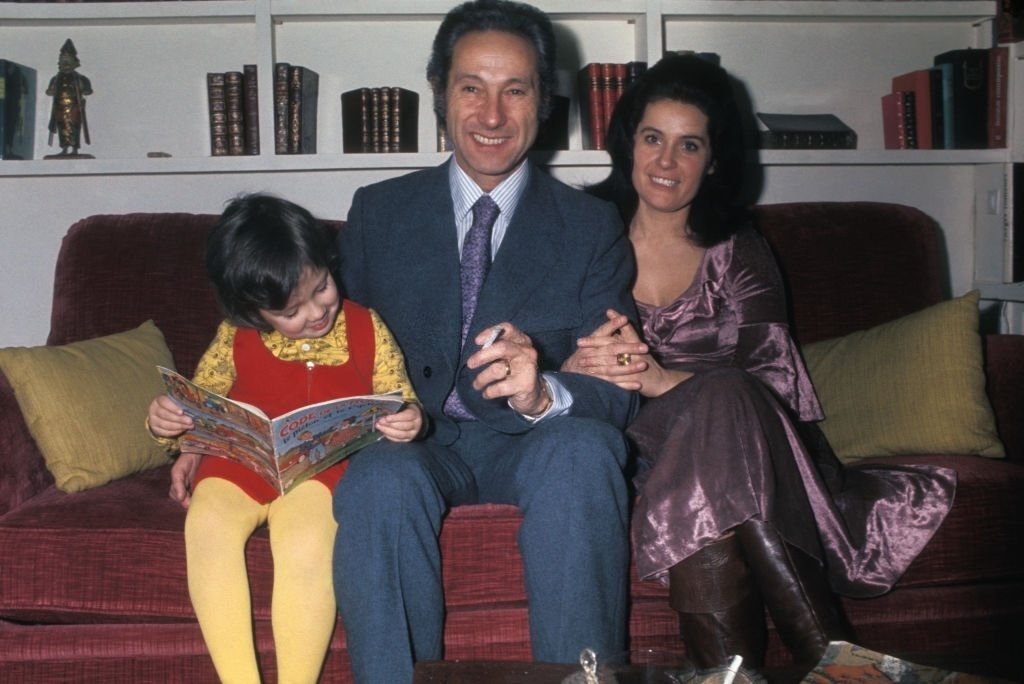 Lucien Jeunesse et sa famille chez lui dans les années 80, Paris, France. | photo : Getty Images