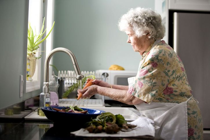 Abuela cocinando. | Imagen tomada de:Pixnio Abuela cocinando. | Imagen tomada de:Pixnio