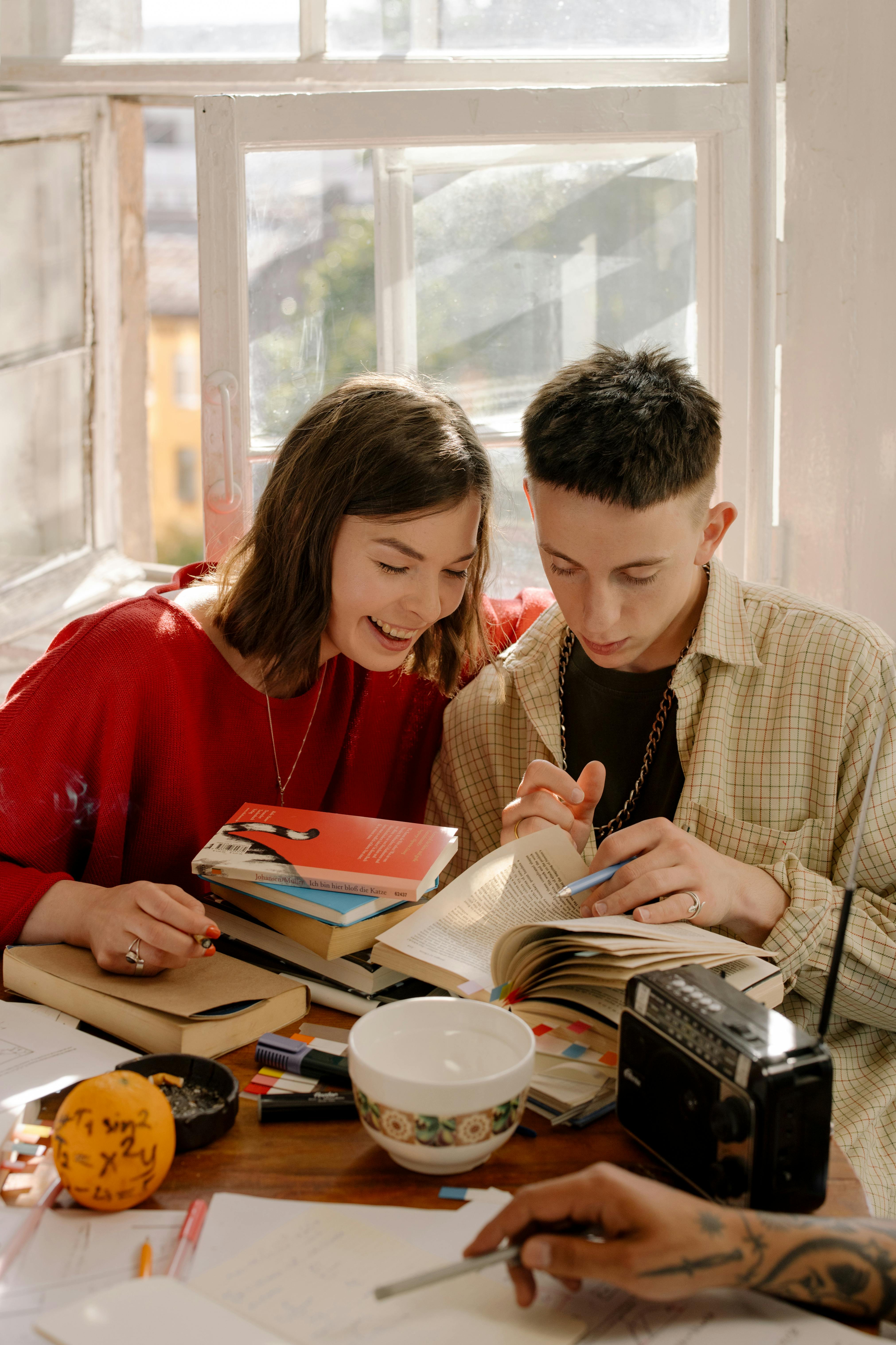 A high school couple | Source: Pexels