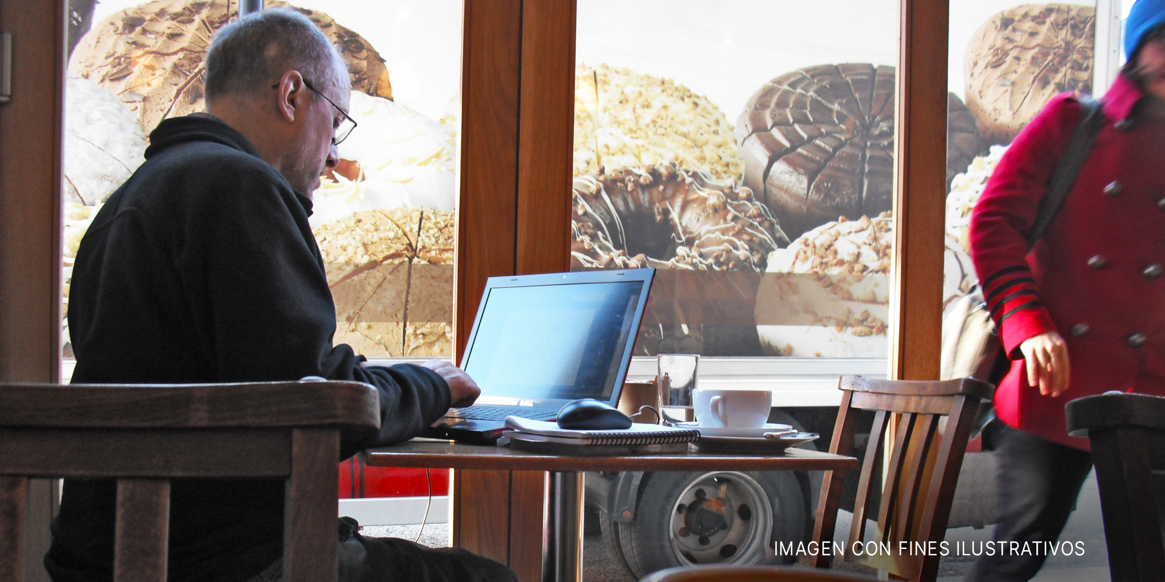 Hombre trabajando en una laptop. | Foto: Flickr