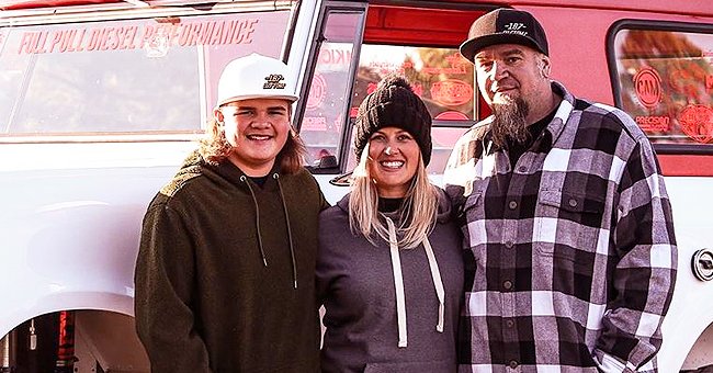 A family Christmas photo of Shawn Ellington with his wife and son | Photo: Instagram/@ Instagram/murdernova