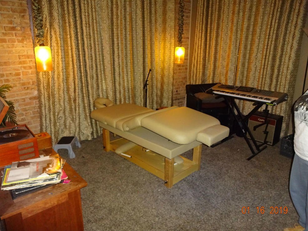 Massage table in R. Kelly's studio in Chicago | Source: NBC Chicago