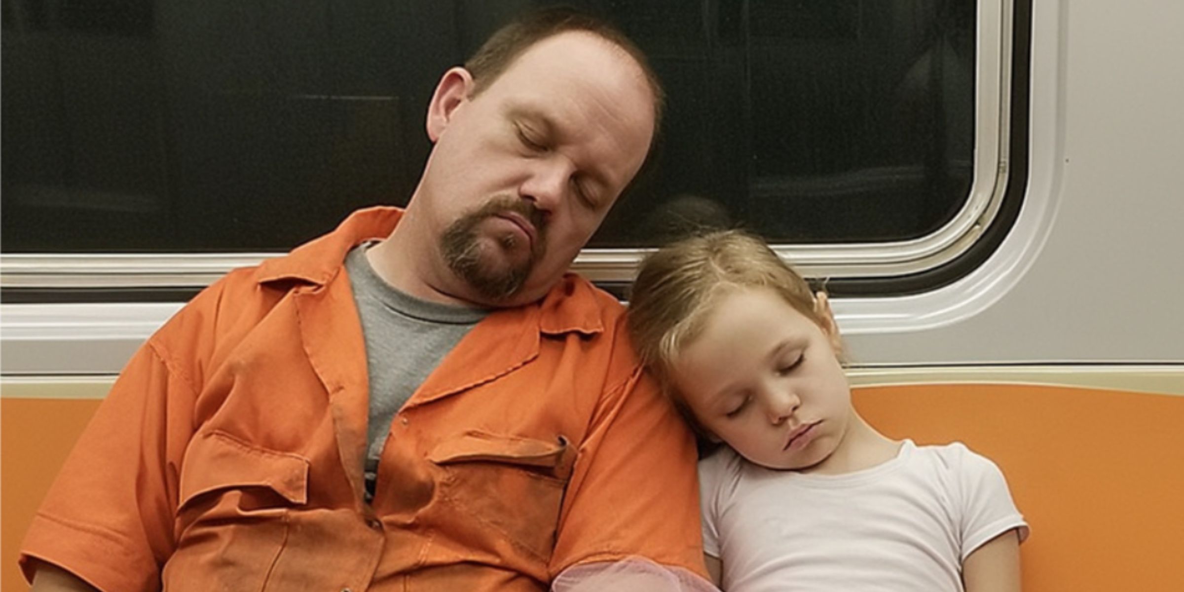 A dad and his daughter asleep on the subway | Source: AmoMama