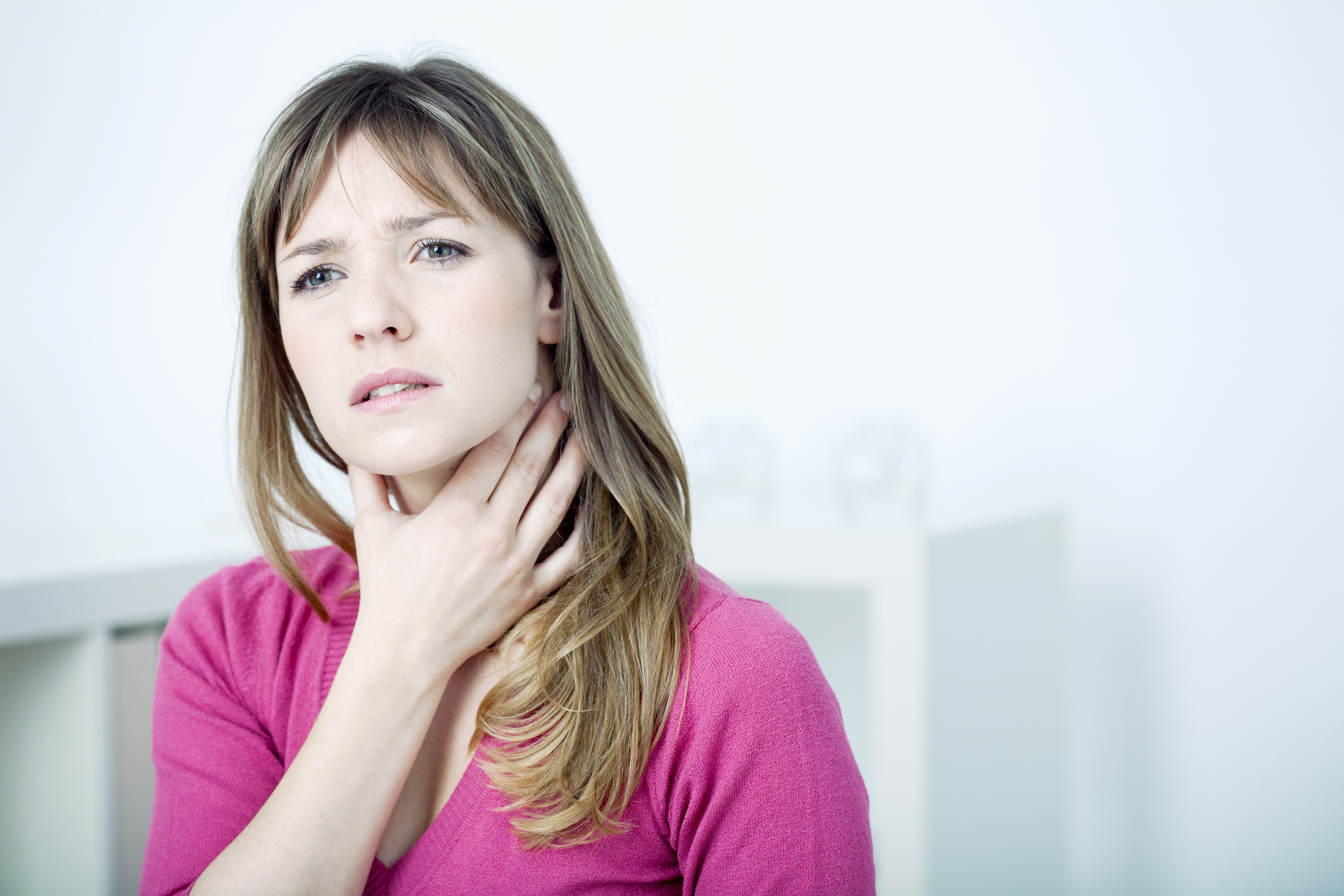 Mujer con dolor de garganta. | Foto: Shutterstock