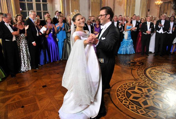 Kronprinzessin Victoria von Schweden und Prinz Daniel, Herzog von Vastergotland tanzen nach dem Hochzeitsbankett im königlichen Palast am 19. Juni 2010 in Stockholm | Quelle: Getty Images