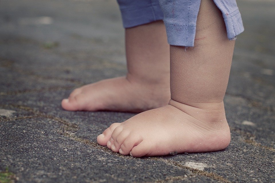 Niño descalzo|Foto: Pixabay