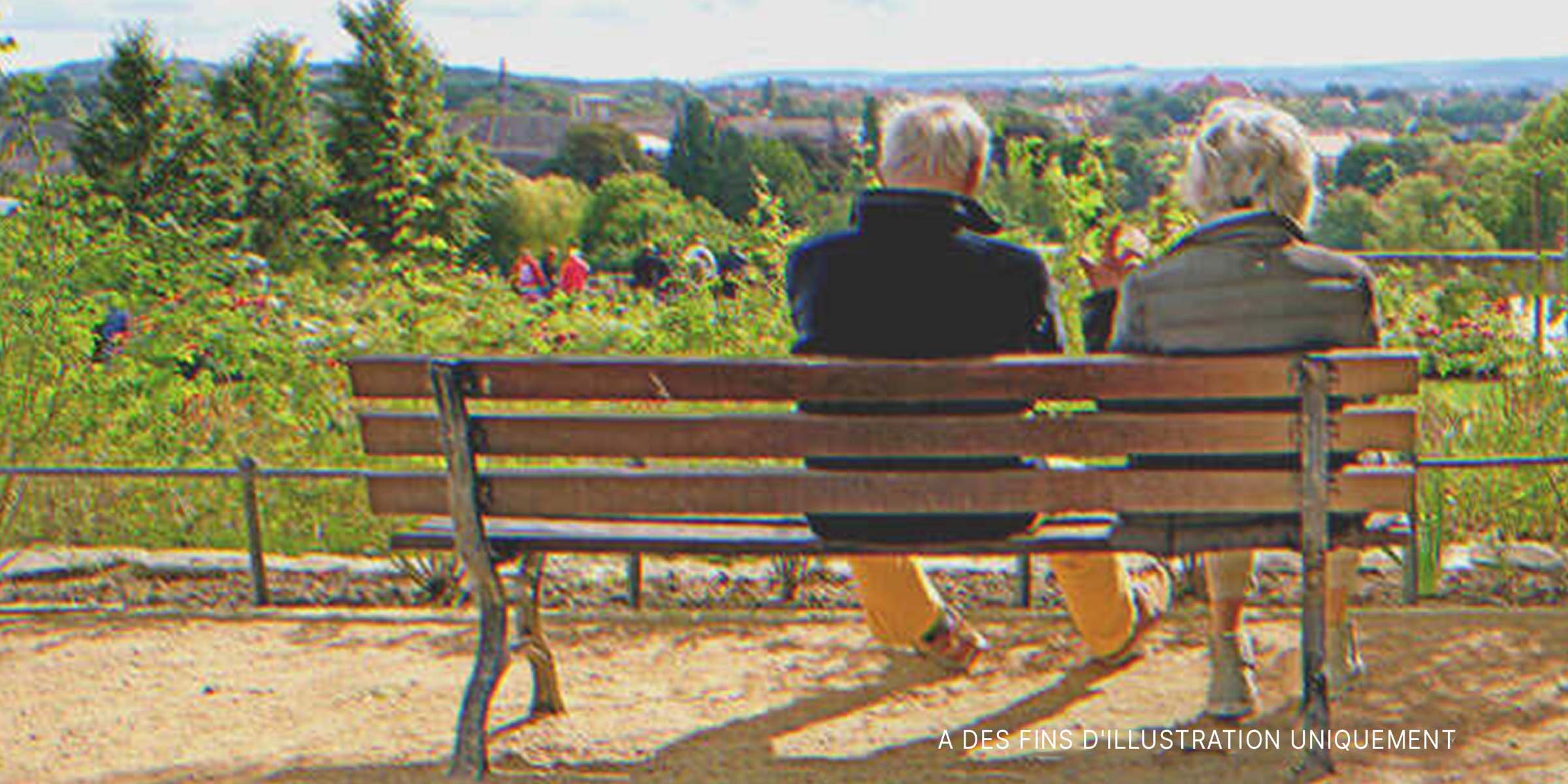 Un couple de personnes âgées sur un banc de parc | Source : Shutterstock