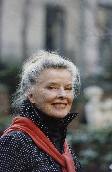 Katharine Hepburn outside her house on East 48th Street in Manhattan, New York City, May 1987. | Photo: Getty Images