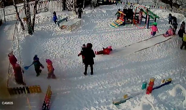 En la parte superior derecha se observa a la niña colgada de la capucha en el parque | Foto: YouTube/Live2019 En la parte superior derecha se observa a la niña colgada de la capucha en el parque | Foto: YouTube/Live2019