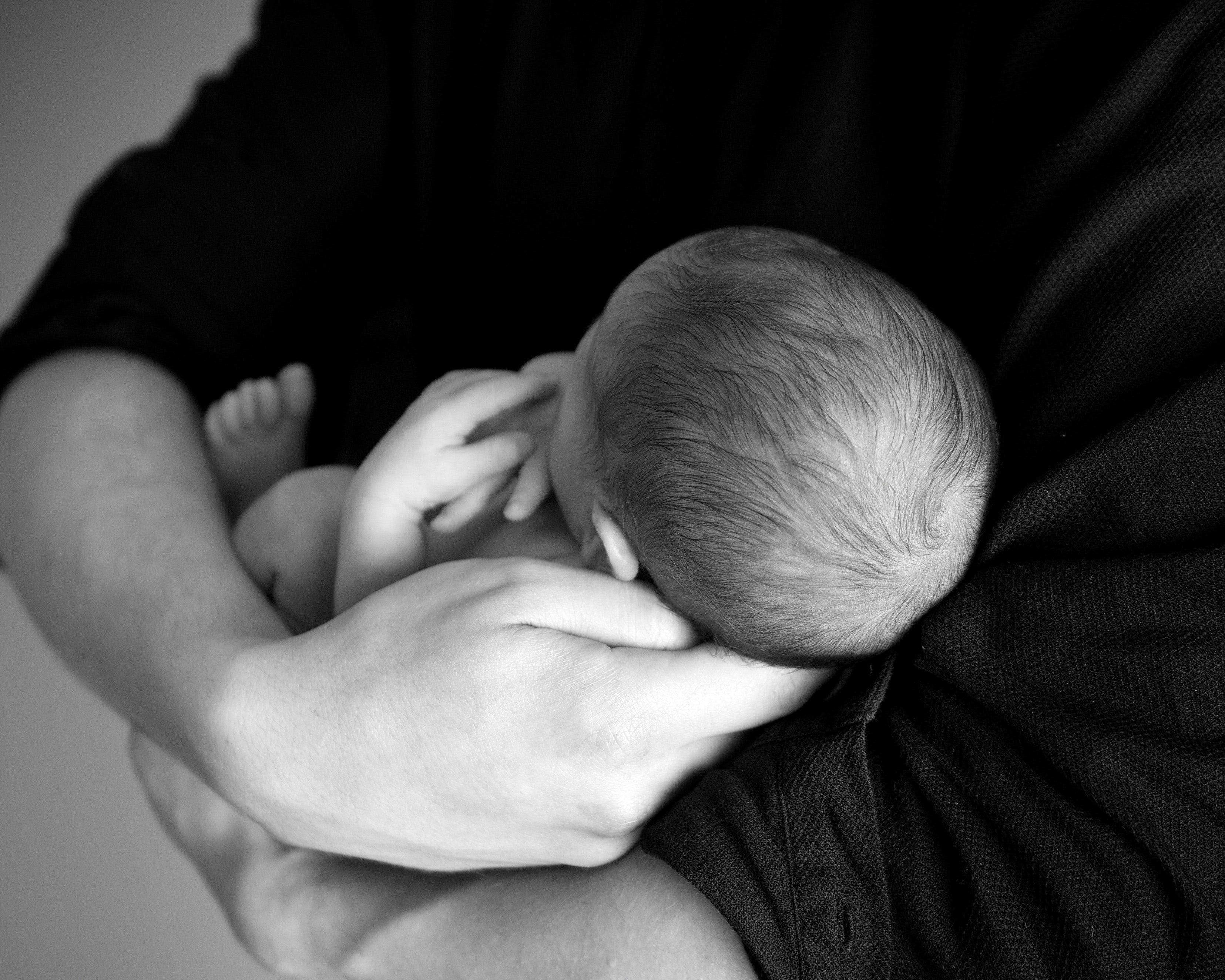 Mother holding her baby. | Source: Pexels