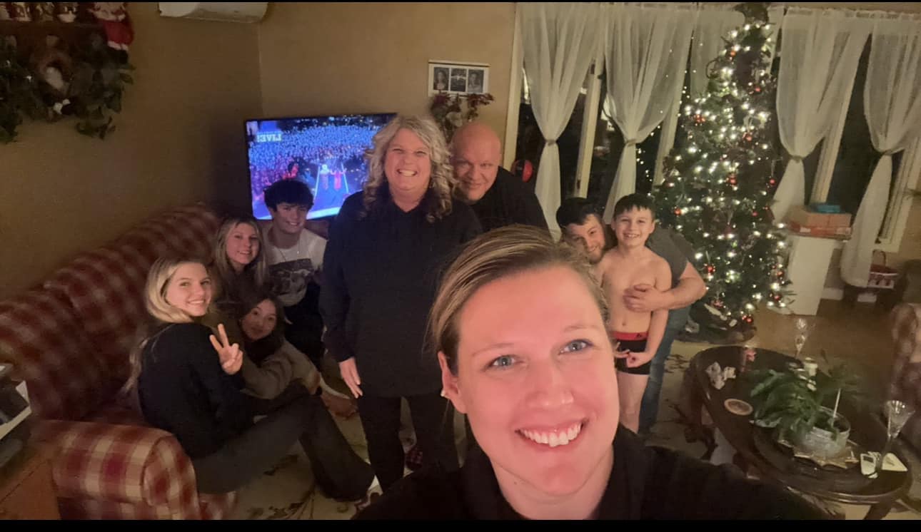 Gendie, Bill, and Marlee Miller with family friends, from a post dated April 26, 2024 | Source: Facebook/lindsey.lopushansky