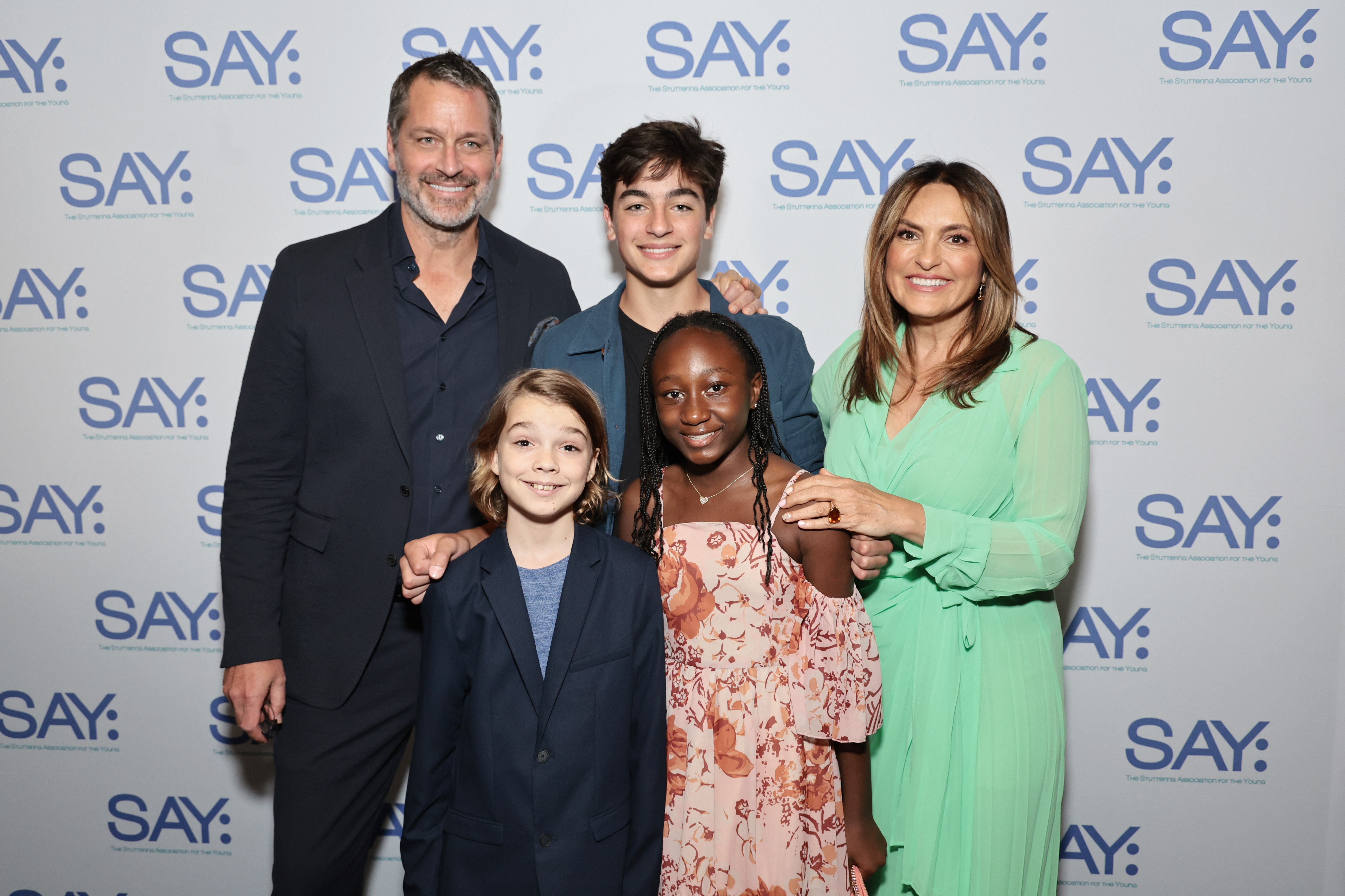 Peter, Andrew, August, and Amaya Hermann and Mariska Hargitay at the 2023 Stuttering Association For The Young (SAY) Benefit Gala in New York City | Source: Getty Images