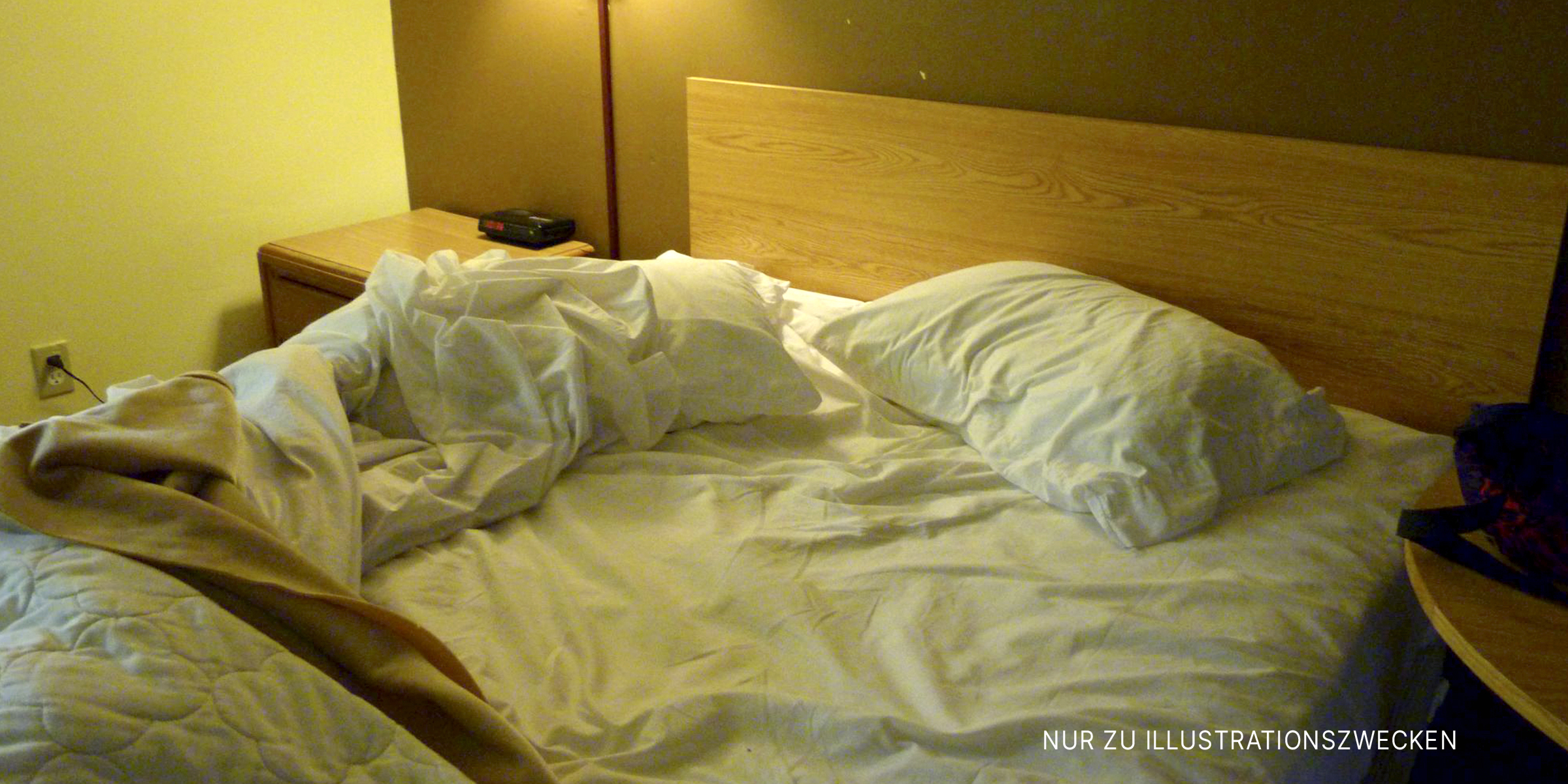 Ein unaufgeräumtes Bett mit weißen Laken und Kissen | Quelle: flickr.com/CC BY 2.0/Rusty Clark ~ 100K Photos