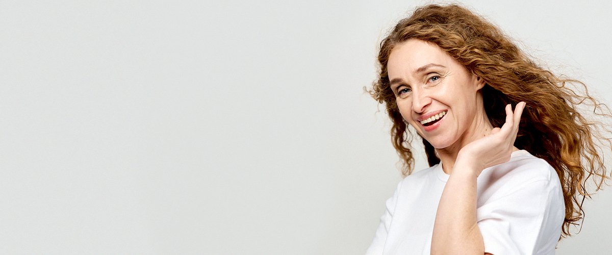 Une femme aux beaux cheveux bouclés. l Source : Shutterstock