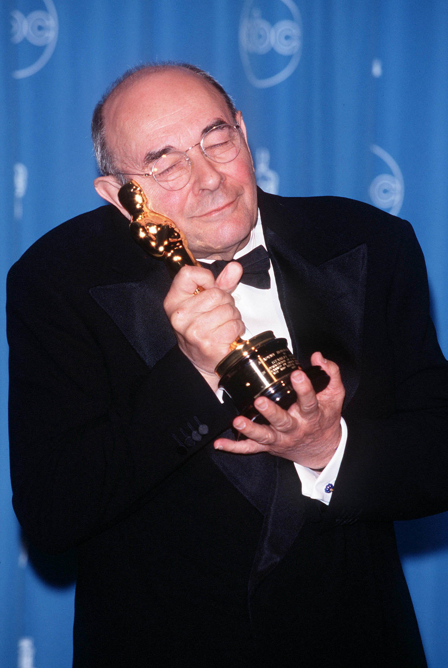 Stanley Donen holding his lifetime achievement award at the 70th Annual Academy Awards | Photo: Getty Images
