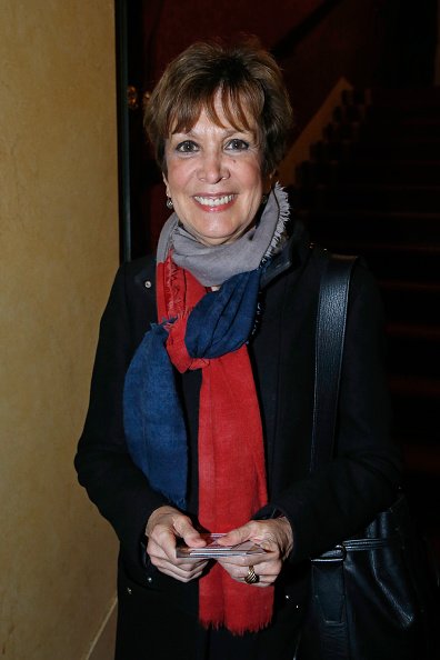 Catherine Laborde assiste à la pièce de théâtre "A Droite A Gauche".|Photo : Getty Images.