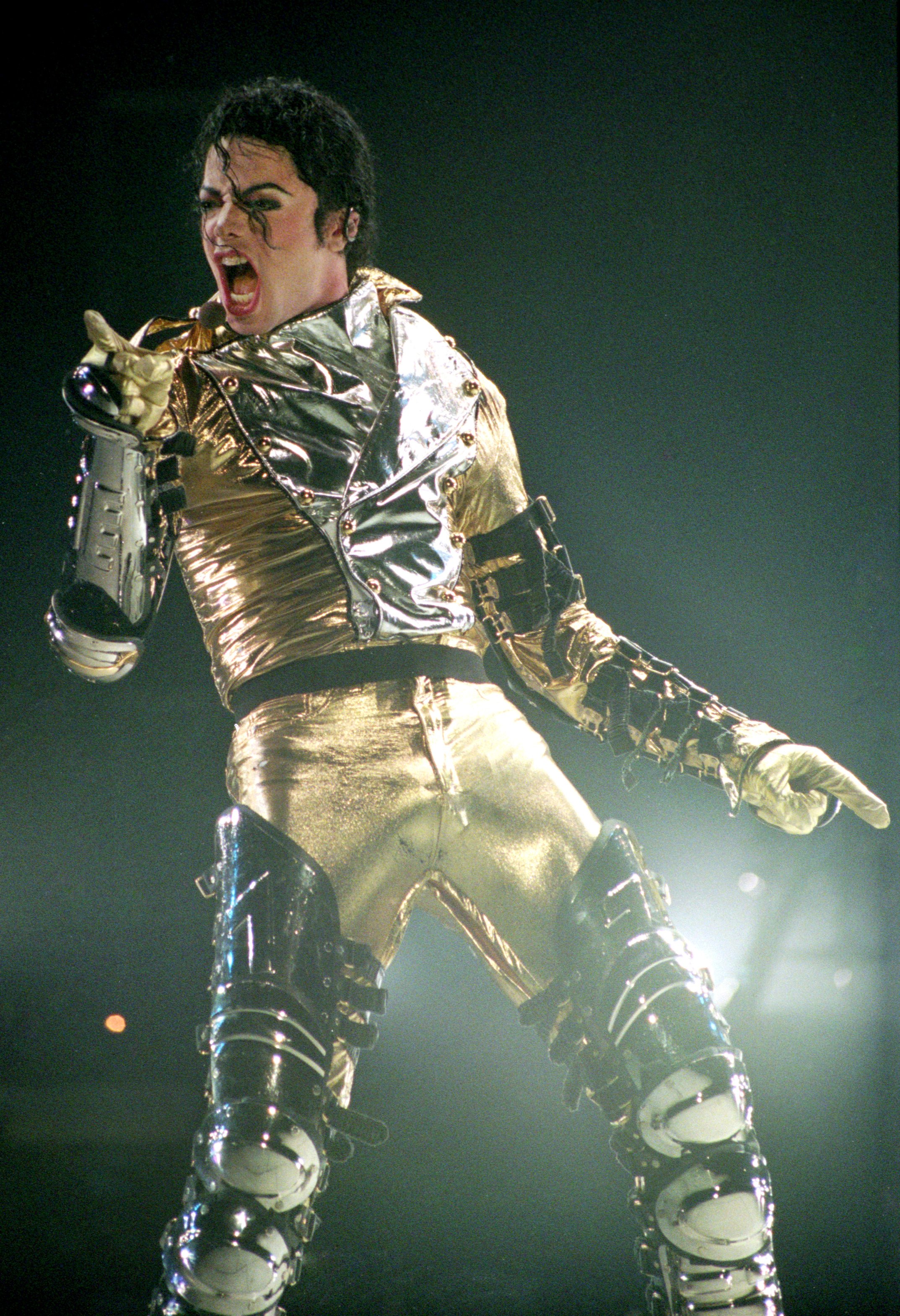Michael Jackson tritt während des "HIStory"-Welttourneekonzerts am 10. November 1996 in Auckland, Neuseeland, auf. | Quelle: Getty Images