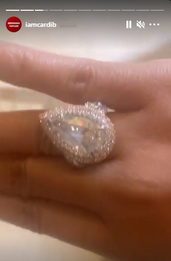 Cardi B shows off an expensive ring with huge diamond gemstones on her fingers | Photo:Instagram/cardib
