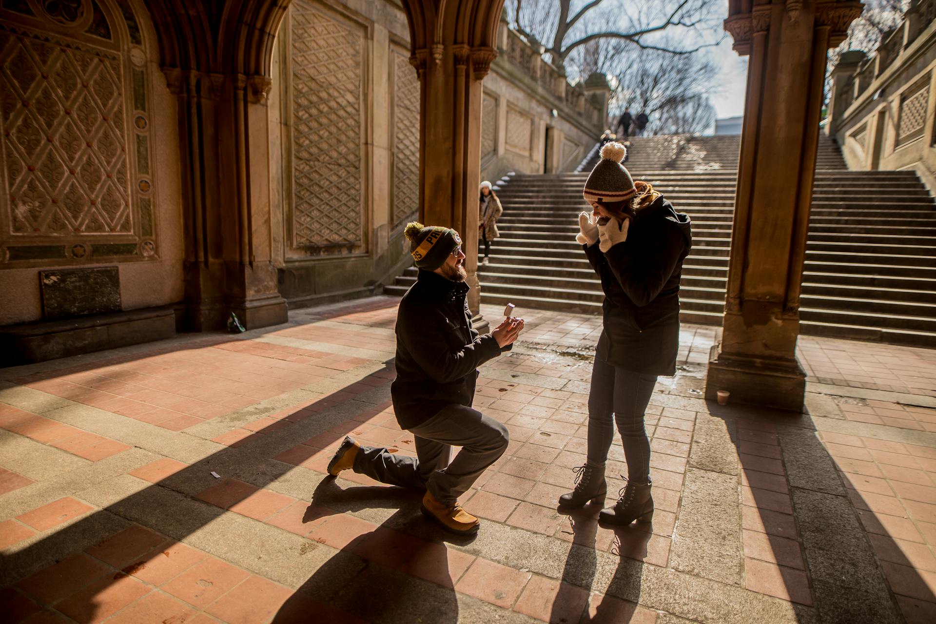 A man proposing to a woman | Source: Pexels