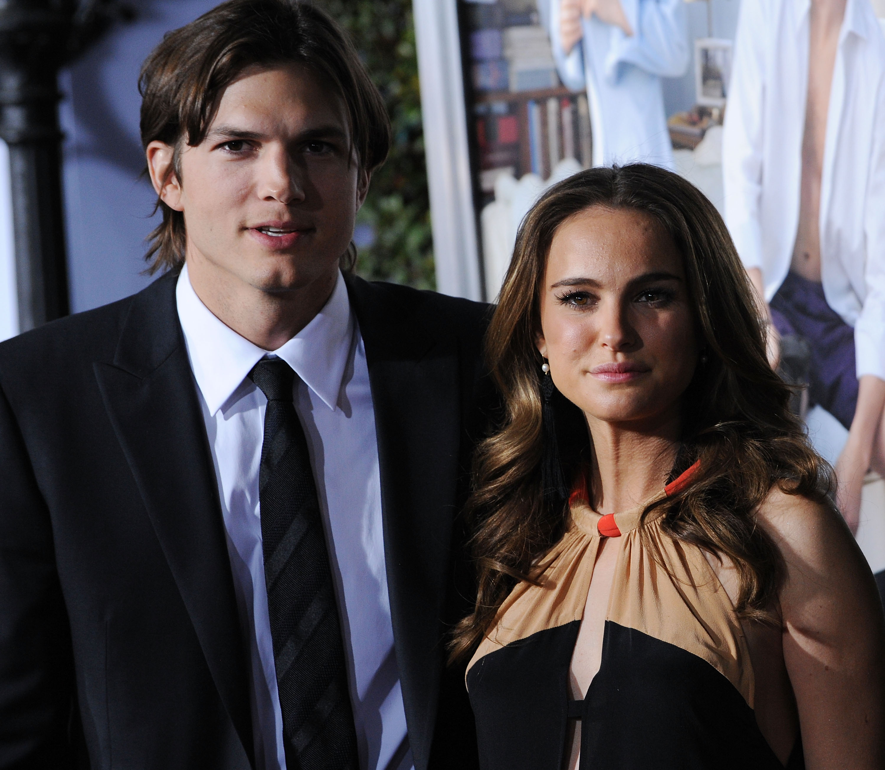 Ashton Kutcher and Natalie Portman arrive at the Los Angeles premiere "No Strings Attached" at Regency Village Theatre, on January 11, 2011, in Westwood, California. | Source: Getty Images