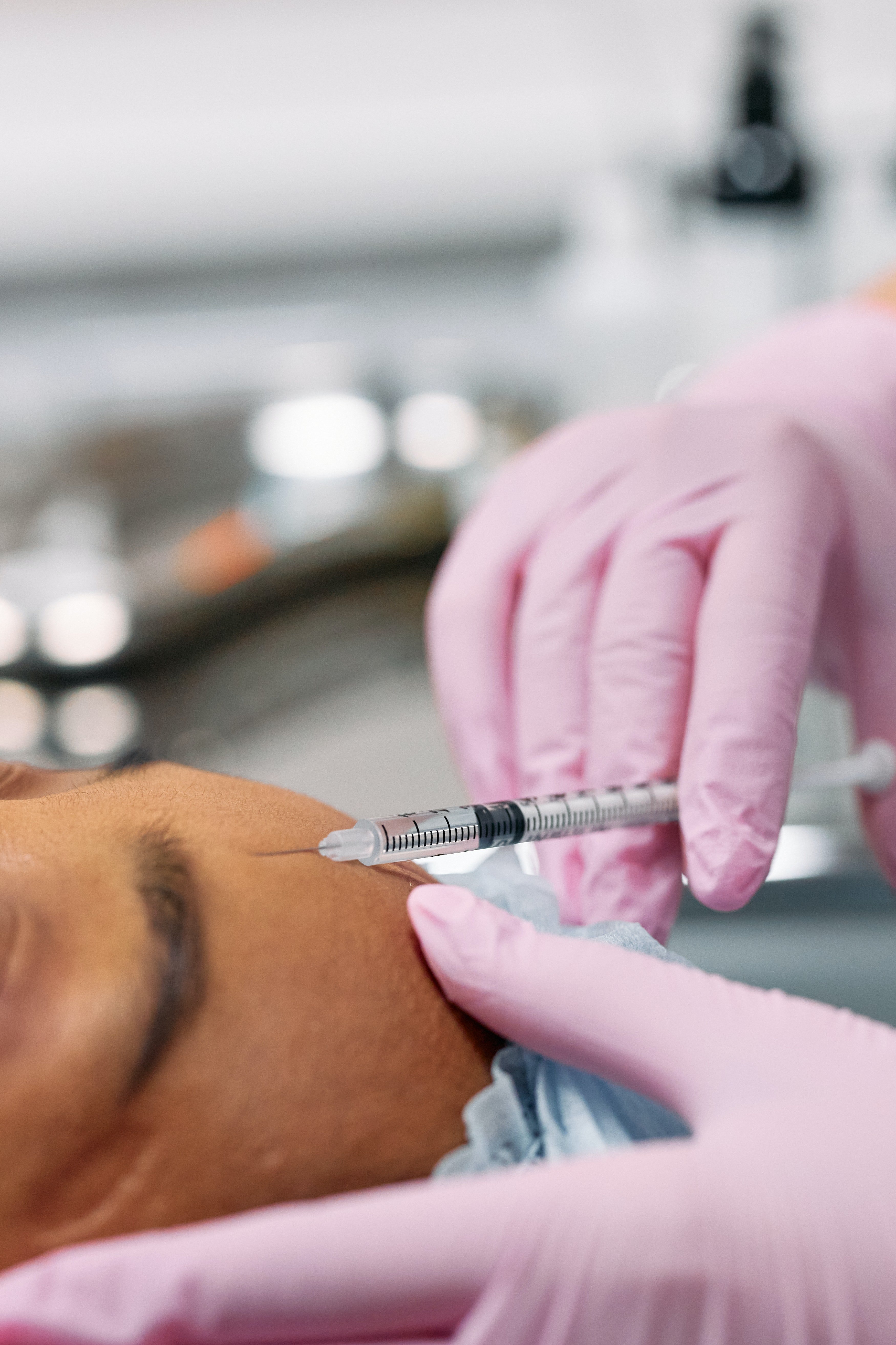 Une femme en train de se faire injecter au visage. | Photo : Pexels
