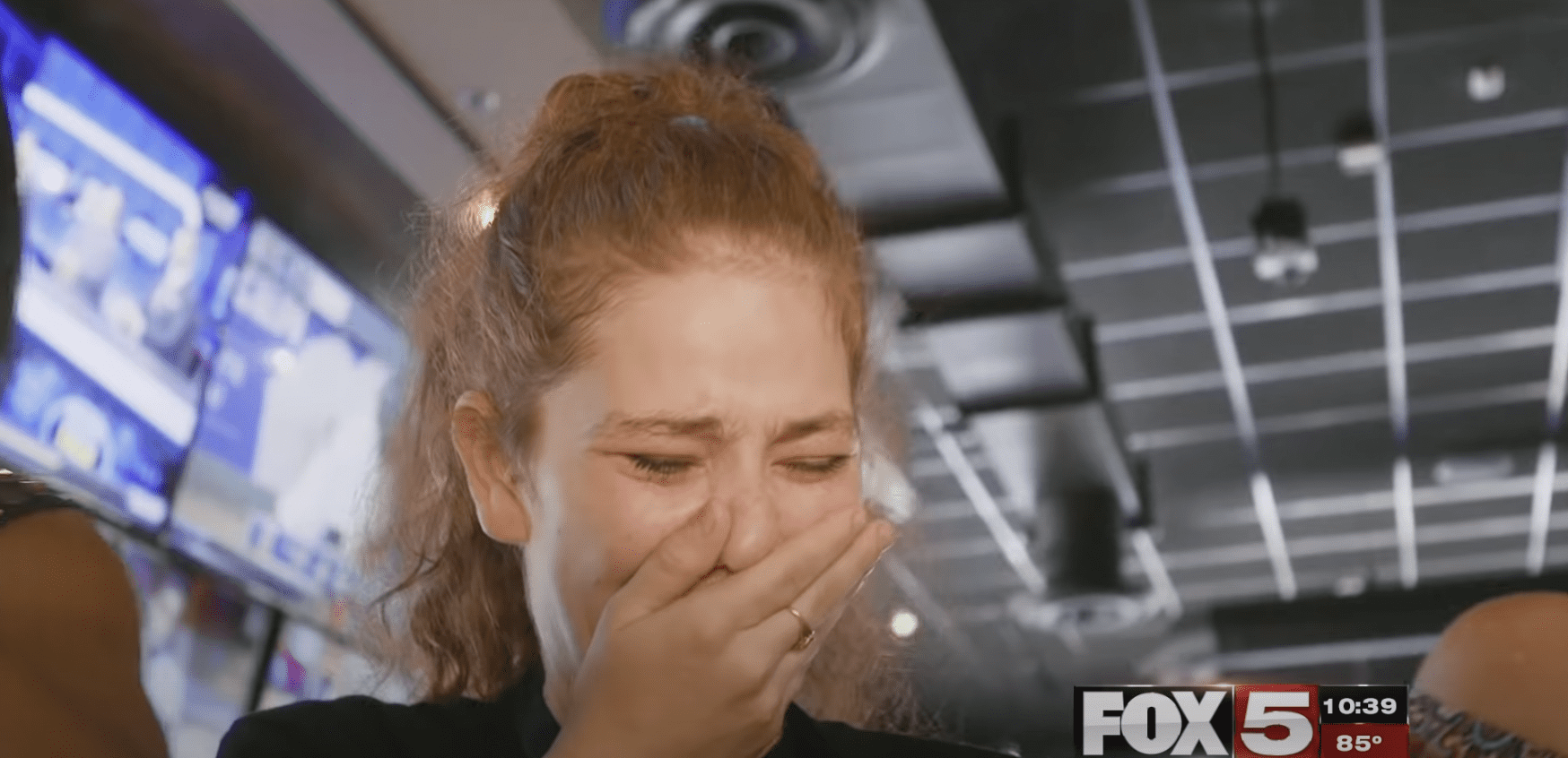 Jessica mit Tränen in den Augen. | Quelle: YouTube.com/FOX5 Las Vegas