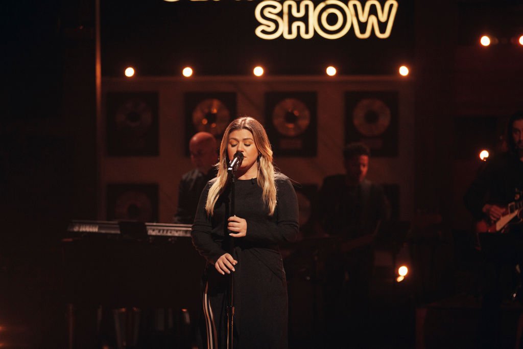 Kelly Clarkson pictured performing on her show. 2020. | Photo: Getty Images