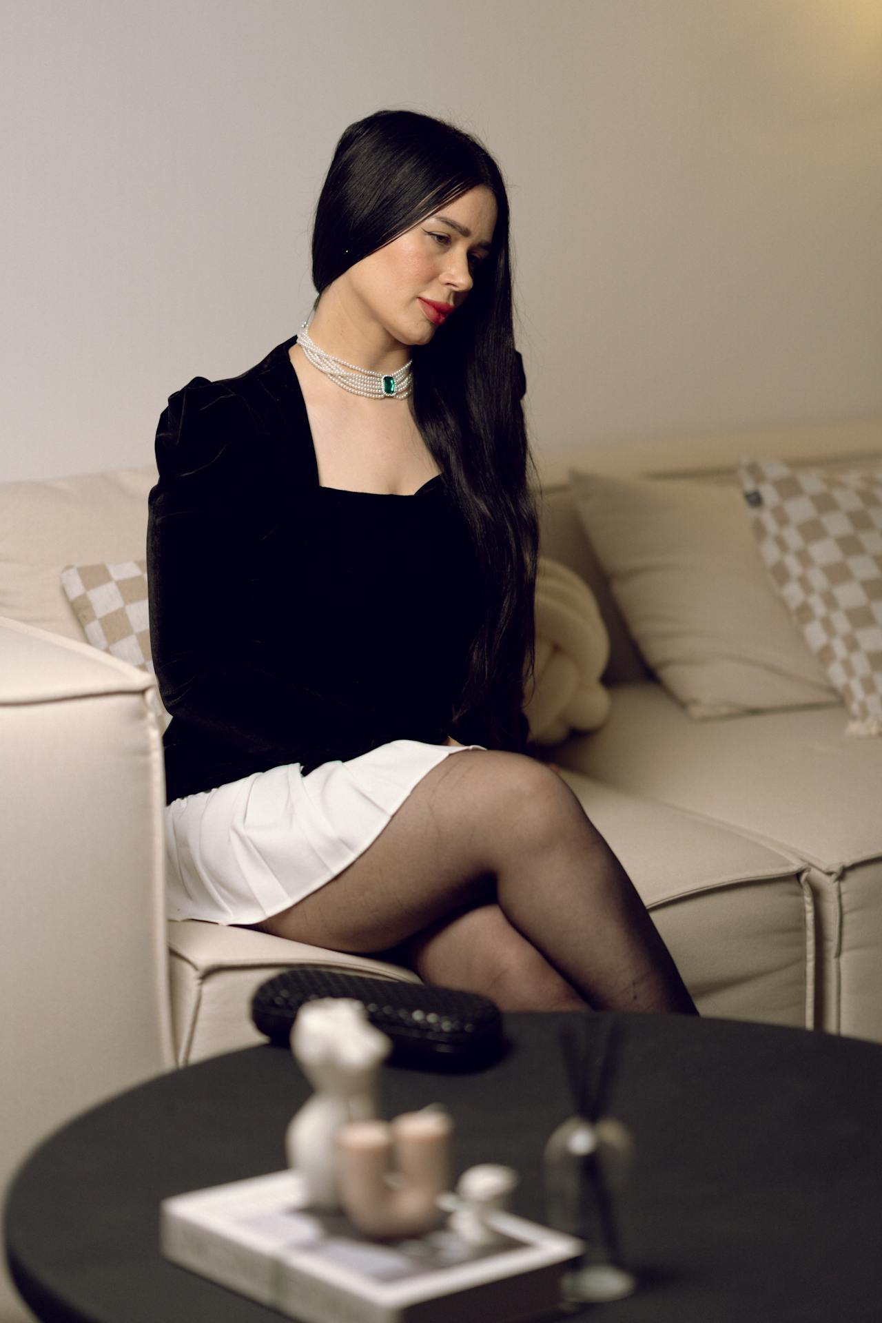 A stylish woman sitting on the couch | Source: Pexels