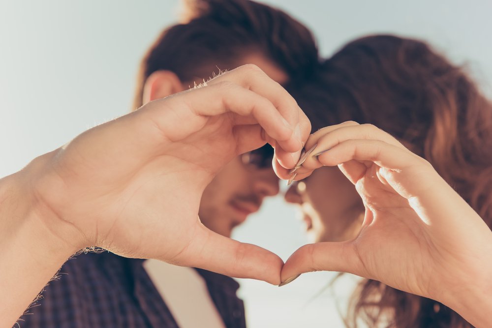 Pareja formando un corazón con las manos.| Fuente: Shutterstock Pareja formando un corazón con las manos.| Fuente: Shutterstock