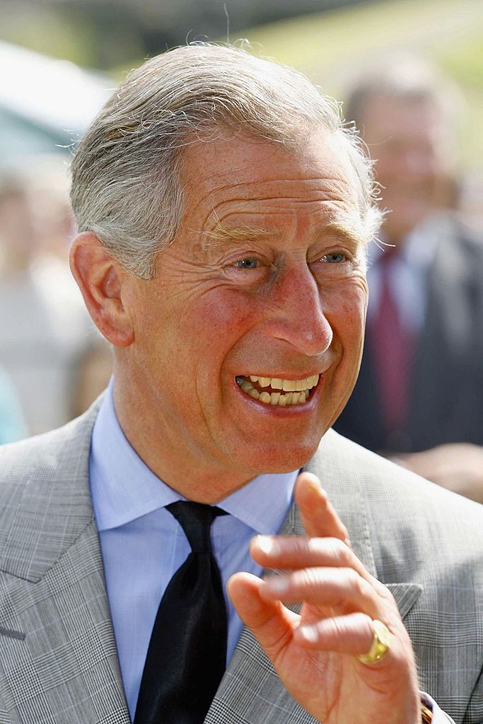 Le Prince Charles, le Prince de Galles sourit lors d'une visite de la vitrine de Launceston au château de Launceston, le 14 juin 2006 à Launceston, en Angleterre. Photo : Getty Images