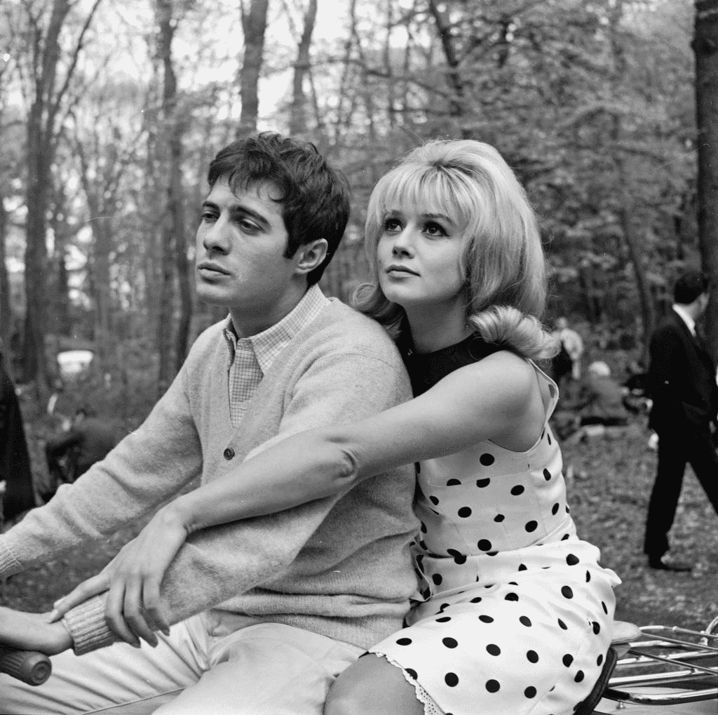 Guy Bedos et Sophie Daumier lors du tournage du film "Dragees au poivre". | Source : Getty Images Guy Bedos et Sophie Daumier lors du tournage du film "Dragees au poivre". | Source : Getty Images